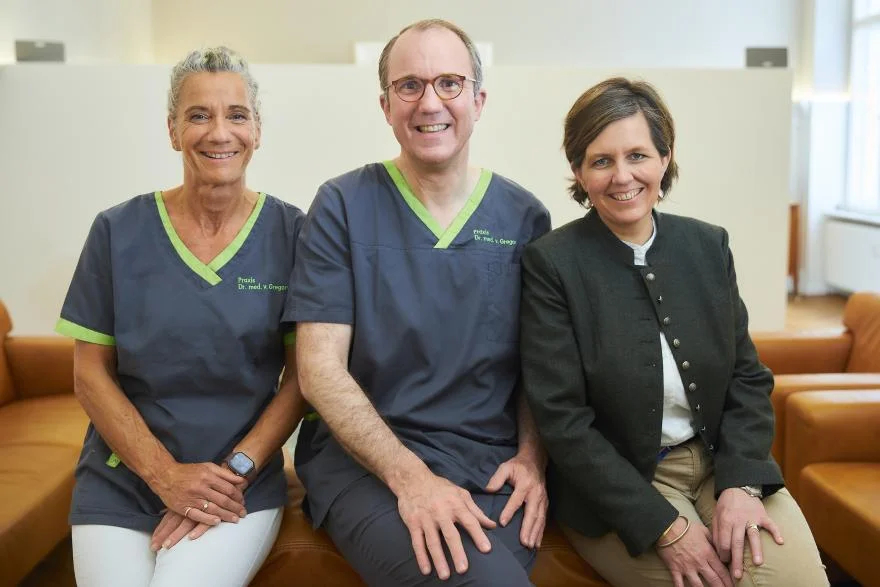 Praxisteam im Wartebereich der Praxis fuer Plastische Chirurgie Dr. von Gregory in Berlin-Charlottenburg